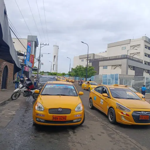 Caos vehicular en zona hospitalaria de Manta: falta de parqueaderos y control genera congestión