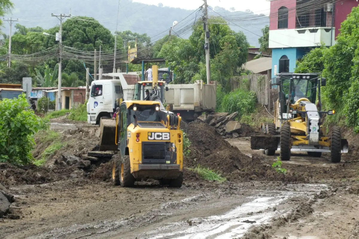 Municipio de Portoviejo inicia mantenimiento en la vía a las canteras de Picoazá tras reclamos ciudadanos, producción El Diario