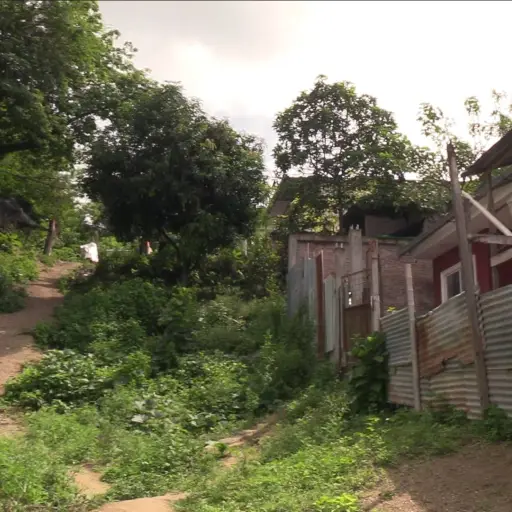 “Cuando llueve no sabemos si la casa seguirá en pie”: el miedo que viven familias de Portoviejo