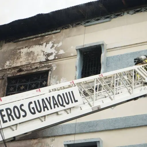 Incendio en el centro de Guayaquil fue controlado sin heridos ni fallecidos