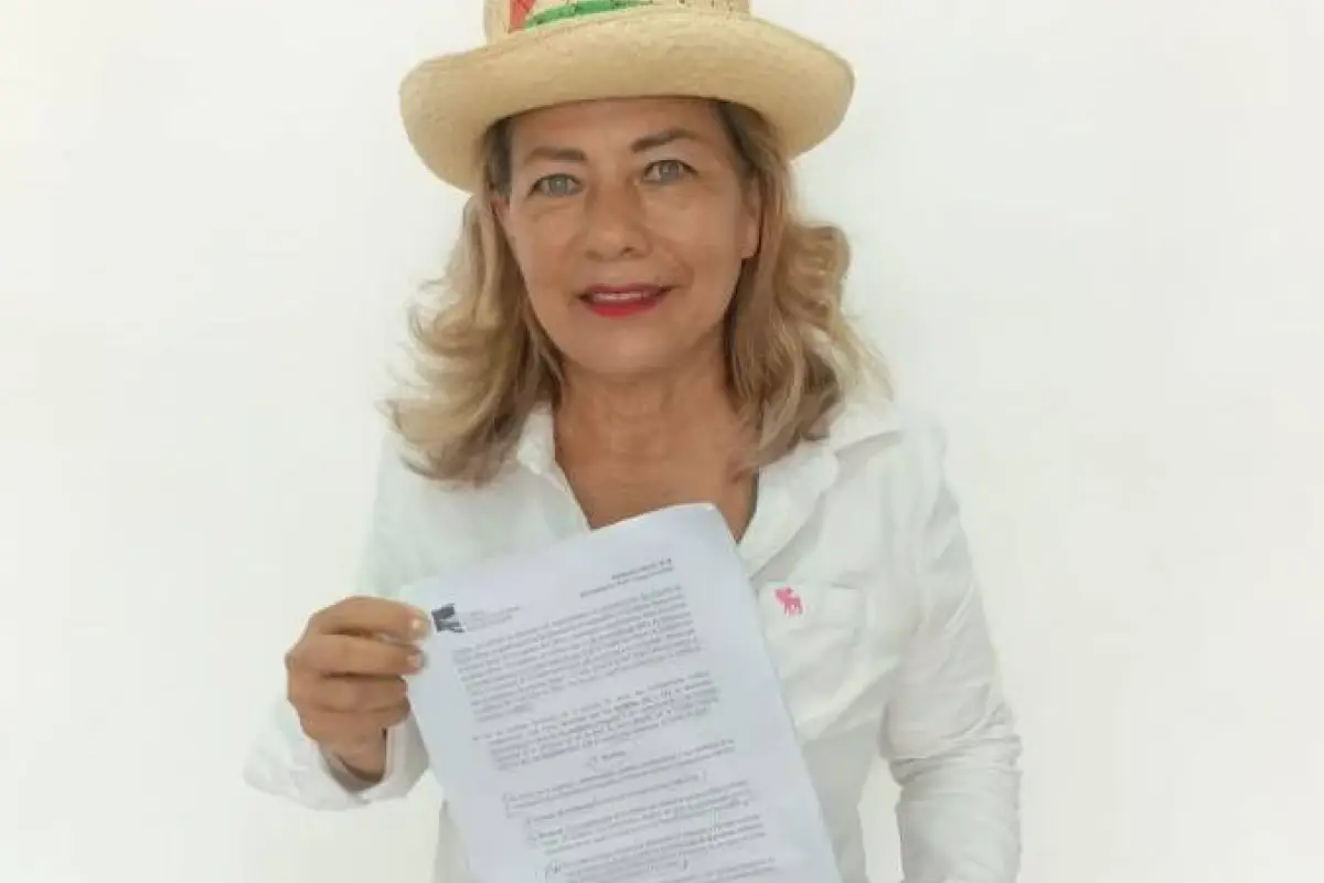 La activista manabita Ivón Zambrano Ordóñez con el fallo de la Corte Constitucional, El Diario