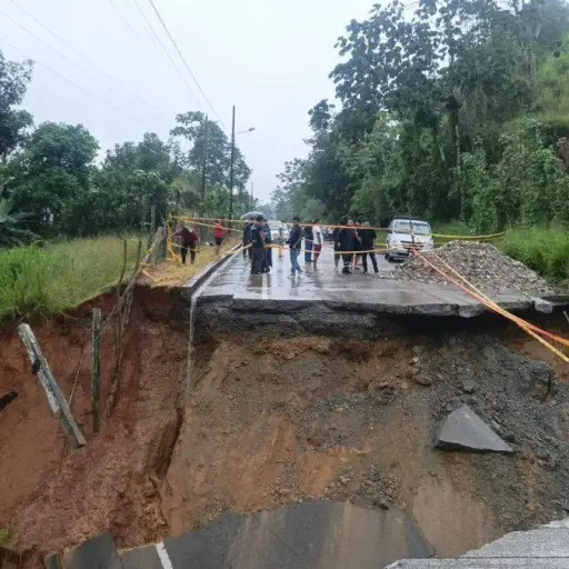 Colapso de la vía Arenillas-Las Lajas deja socavón y suspende totalmente el tránsito en El Oro