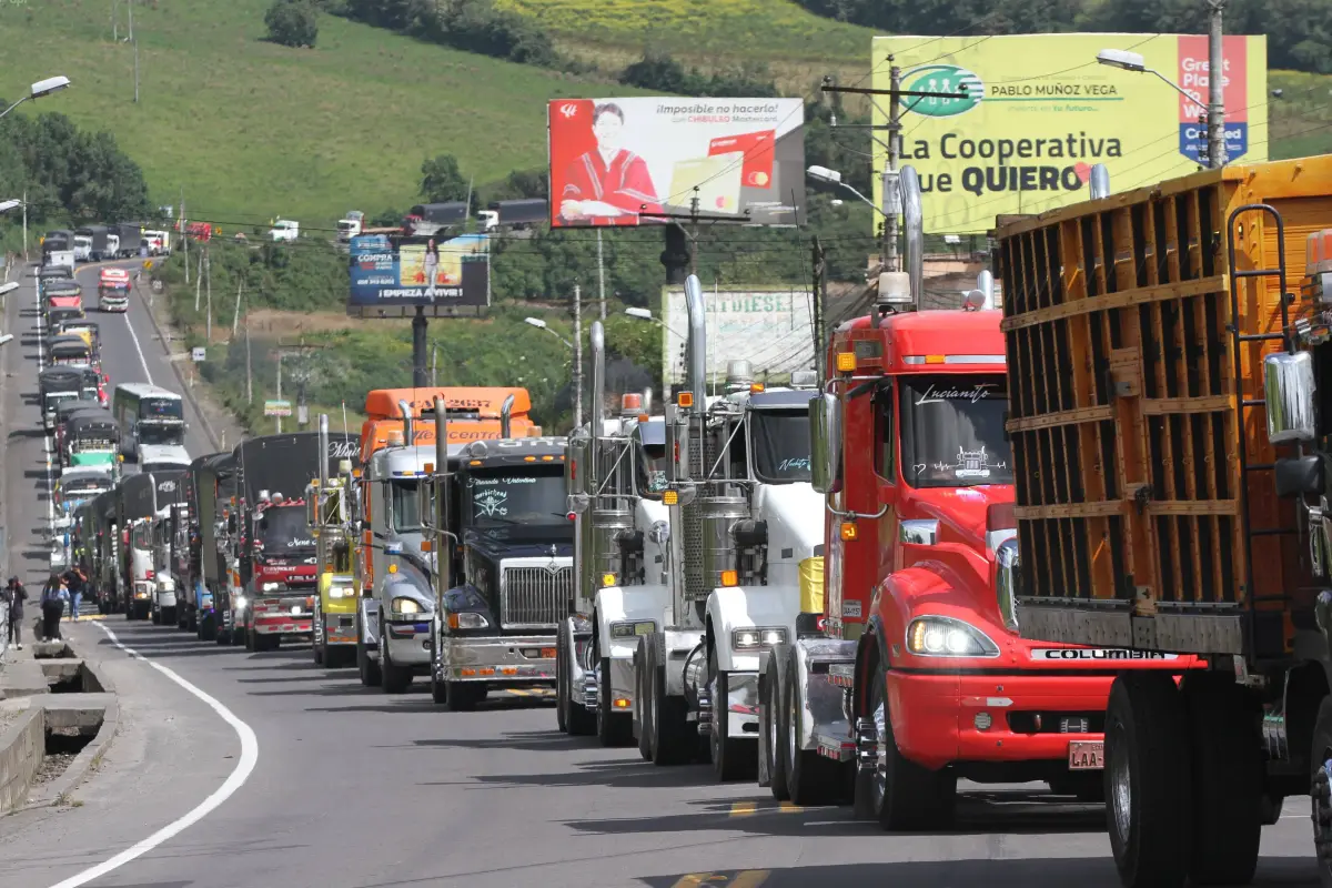 El pasado lunes 2 de marzo de 2026, transportistas realizaron una marcha pacífica en rechazo a los aranceles impuestos entre Ecuador y Colombia., Agencia API.