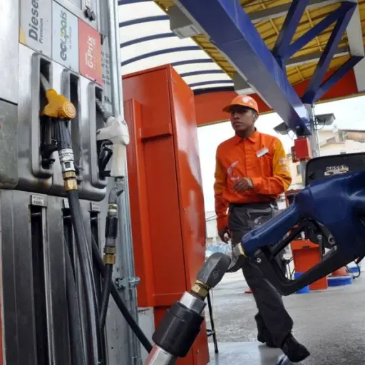 El precio del petróleo se dispara y esto es lo máximo que podrían subir gasolina y diésel en Ecuador