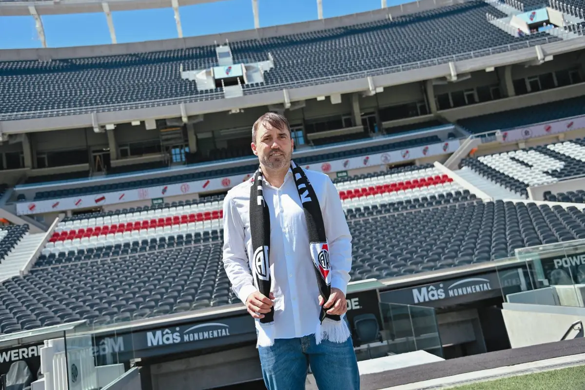Coudet en una sesión de fotos en el Mâs Monumental., X: River Plate.