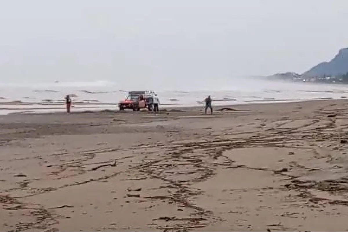 Playa de Manabí afectada por extracción ilegal de arena.