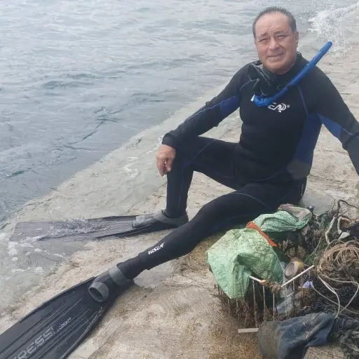 Stalin y sus tres hijos limpian el fondo marino de Jaramijó desde 2011