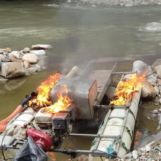 Destruyen dragas y equipo en operación contra minería ilegal en Morona Santiago