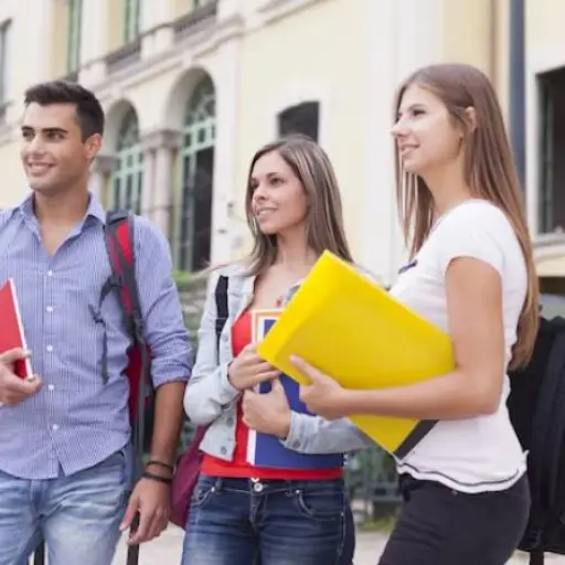 Así puede un ecuatoriano obtener una beca del 50 % para estudiar una maestría online en Europa