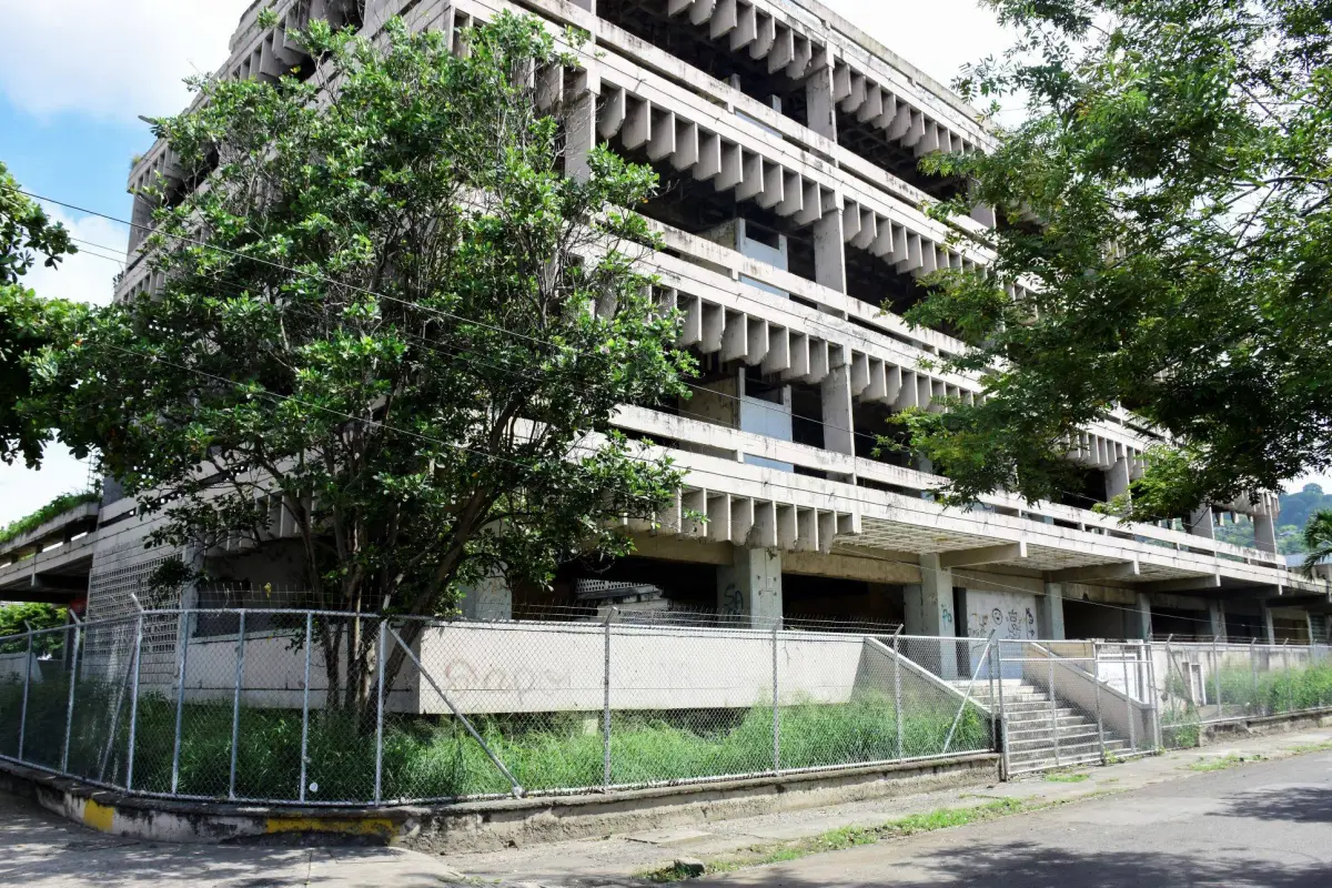 El edificio del MAGP permanece abandonado, tras el terremoto del 2016., El Diario