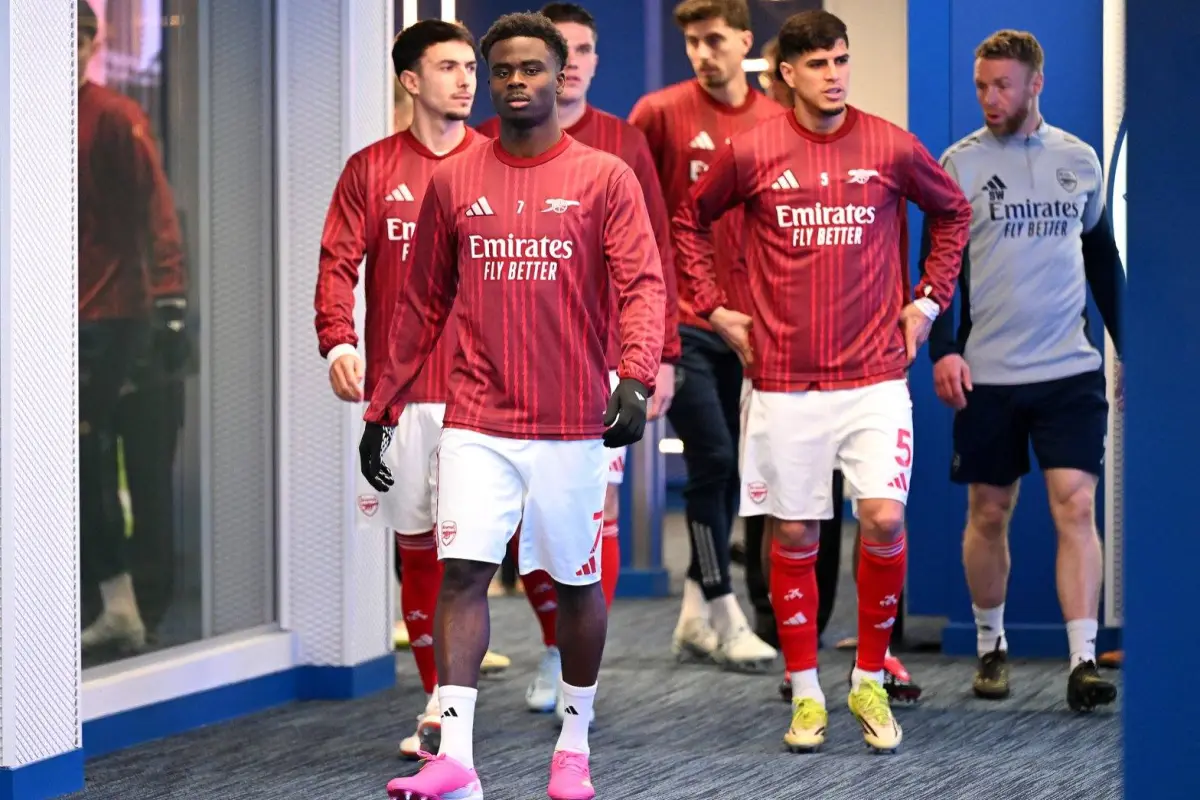 Piero Hincapié (derecha) y Bukayo Saka (izquierda) previo al choque ante Brighton