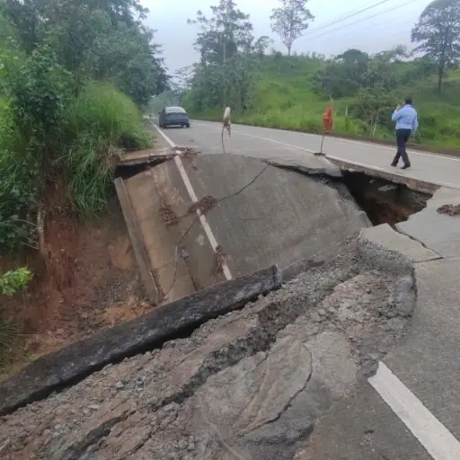 Hundimiento afecta la vía Arenillas – Puyango en el sector La Victoria