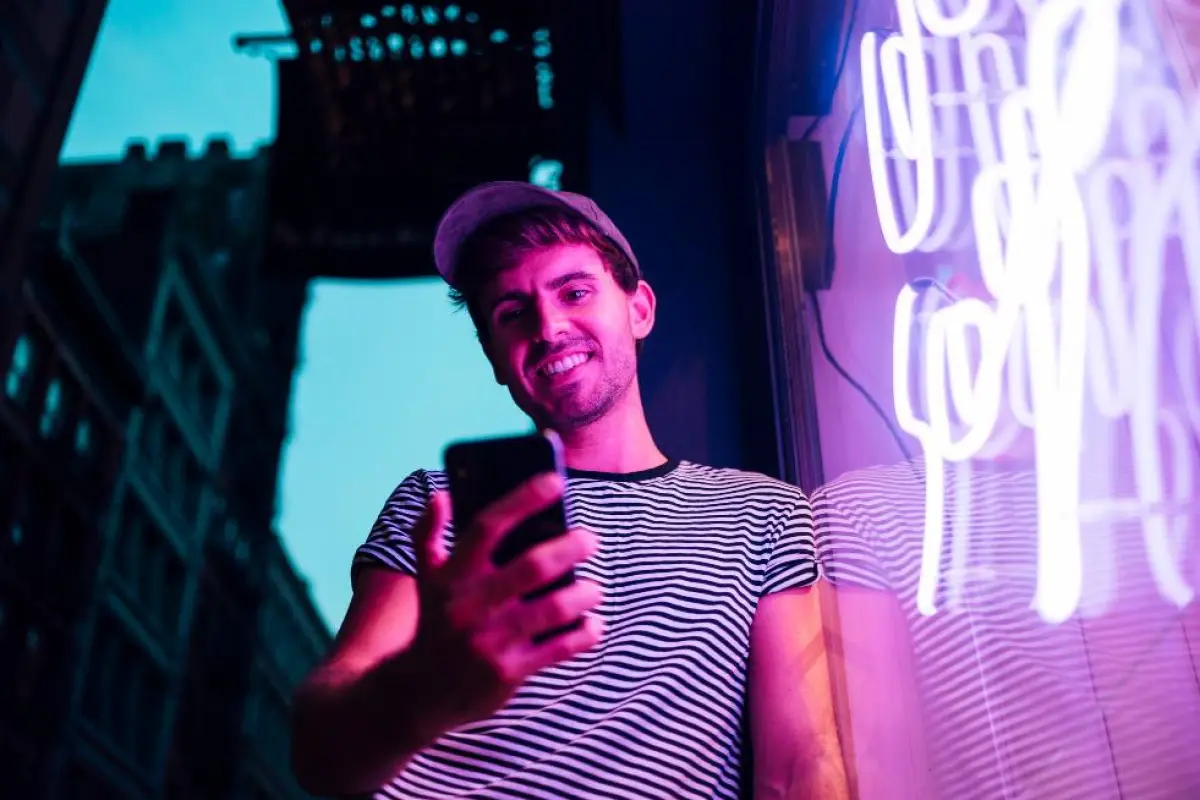 Aplicación de TikTok en pantalla de teléfono móvil con icono de mensajes directos