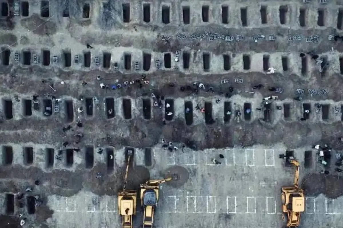 Vista de las tumbas de 160 niñas iraníes fallecidas en un ataque de Israel. 