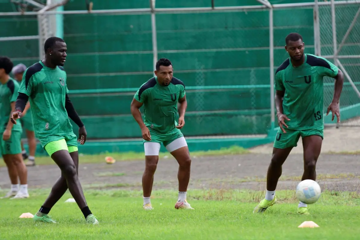 Liga de Portoviejo en un entrenamiento en el estadio Reales Tamarindos