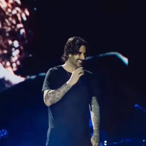 Melendi emociona a sus fans en Samborondón con su gira “20 Años Sin Noticias” bajo una noche de lluvia