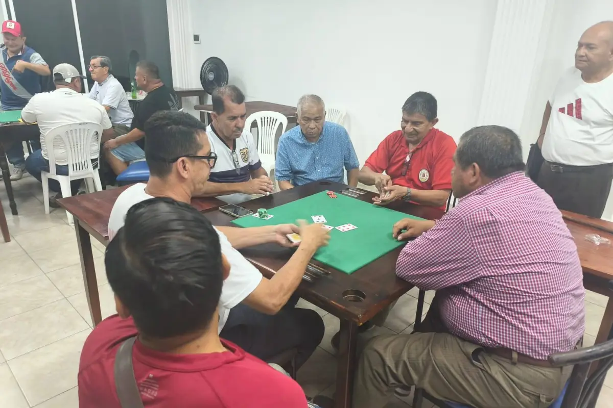 Los participantes en una de las partidas de 30 (naipe).