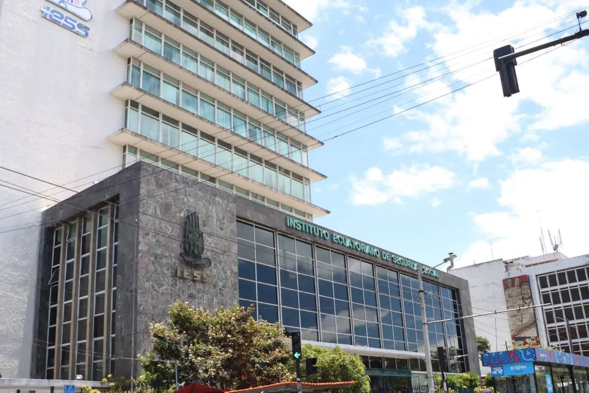 Afiliados del IESS durante proceso de atención médica en unidad de salud.