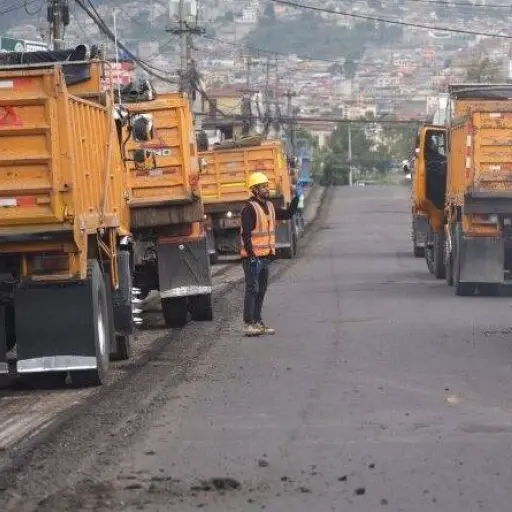 Suspensión de asfalto paraliza 71 proyectos viales en Quito tras afectación en la Refinería de Esmeraldas