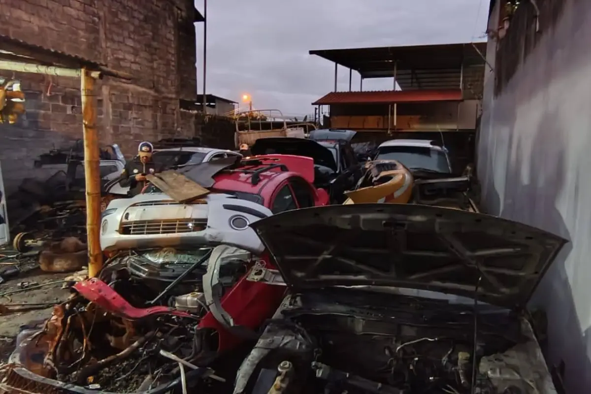 Santo Domingo tres personas fueron aprehendidas en taller clandestino por presunta receptación de vehículos