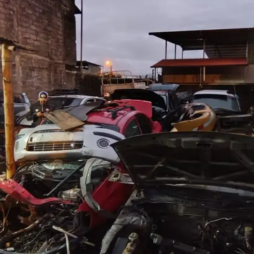 Santo Domingo tres personas fueron aprehendidas en taller clandestino por presunta receptación de vehículos