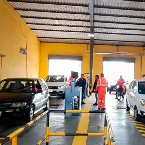 1.776 vehículos acudieron el primer día a la Revisión Técnica Vehicular en Quito