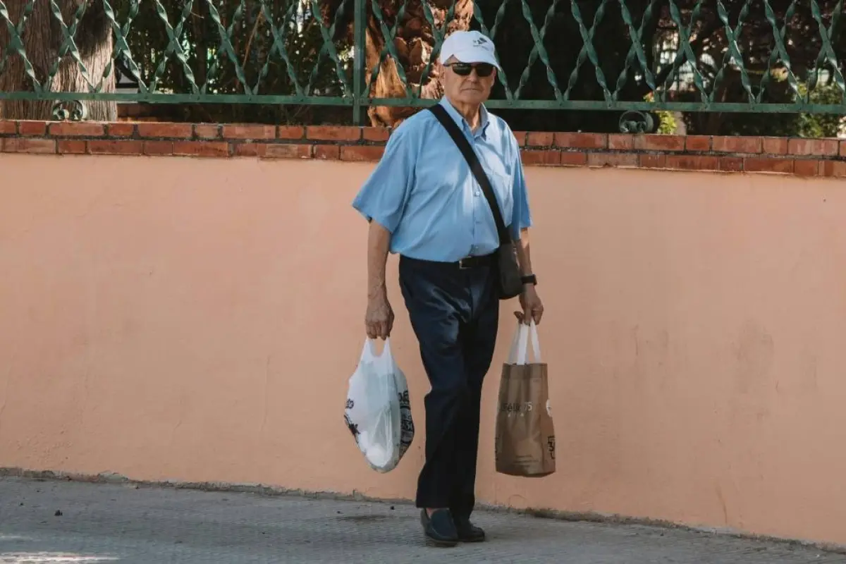 Pensiones para adultos mayores en Ecuador: ¿Los hijos están obligados a cumplir con sus padres?