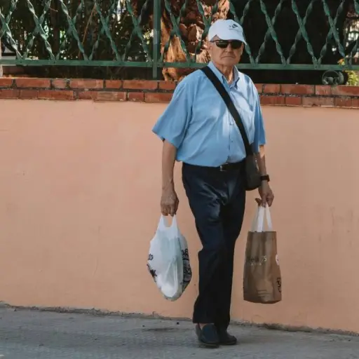 Pensiones para adultos mayores en Ecuador: ¿Los hijos están obligados a cumplir con sus padres?