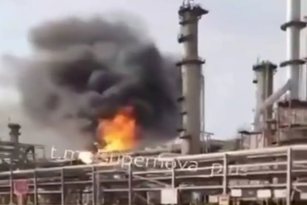 Imágenes del incendio causado por el ataque iraní en territorio saudí., Captura de video.