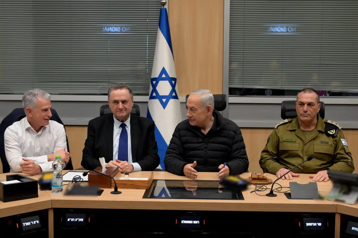 Netanyahu en una reunión este domingo sobre seguridad en el Kirya en Tel Aviv junto con el Ministro de Defensa, el Jefe del Estado Mayor y el jefe del Mossad., X: @netanyahu.