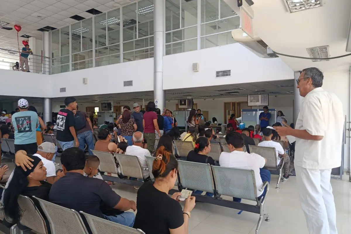 Usuarios del Registro Civil de Manta sufren calor extremo por aires acondicionados averiados., El Diario