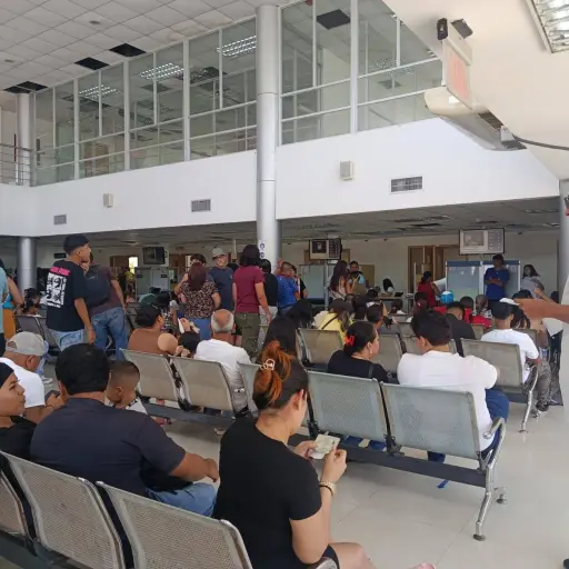 Calor insoportable en oficinas del Registro Civil de Manta genera reclamos de usuarios