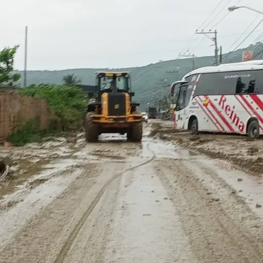 Lluvias intensas generan afectaciones en cantones de Manabí: acumulación de agua y obstrucción de vías