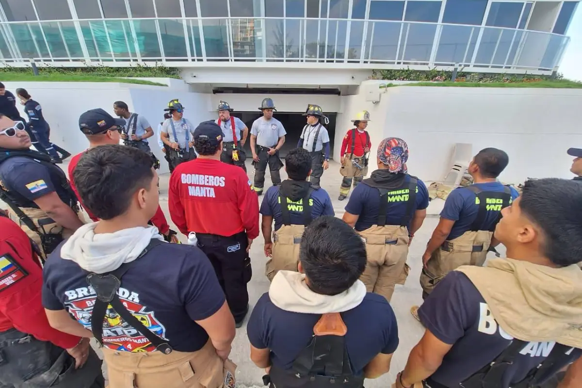 Fundación 911 de EE.UU. entrena a bomberos de Manta antes de entrega de carro escalera., El Diario
