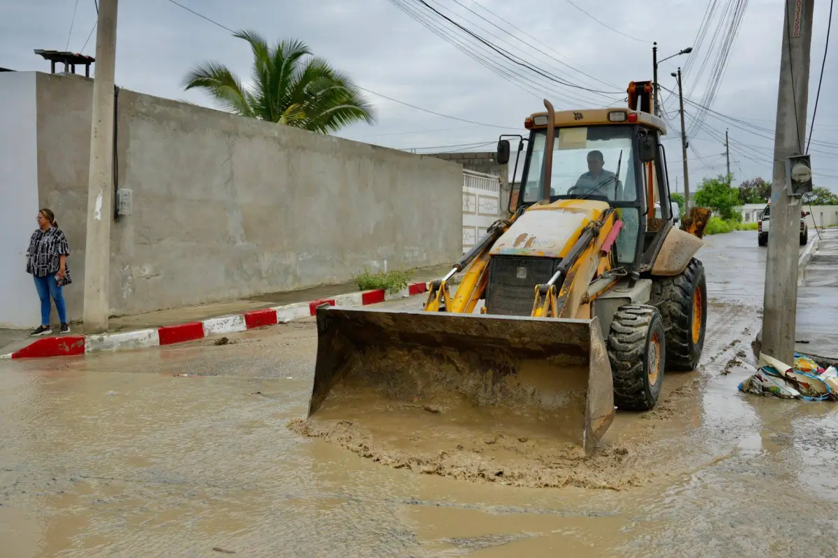 Maquinaria municipal llegó hasta Azteca a retirar lodo de la calle principal., Cortesía Municipio de Manta