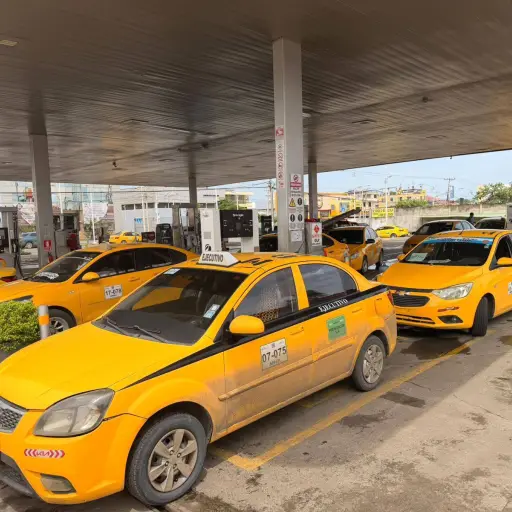 Taxistas en Manta reclaman por demora de cinco horas en despacho de GLP
