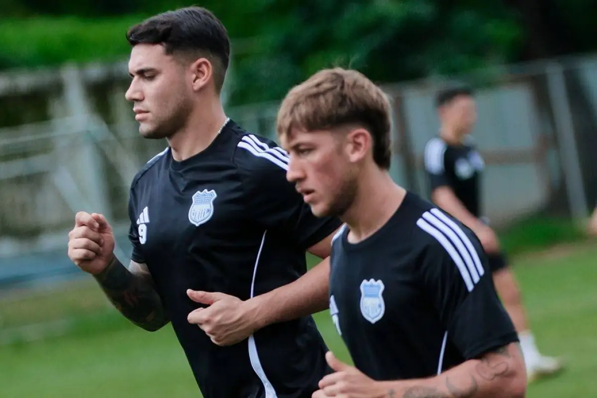 José Neris(izquierda), delantero de Emelec, espera su habilitación.