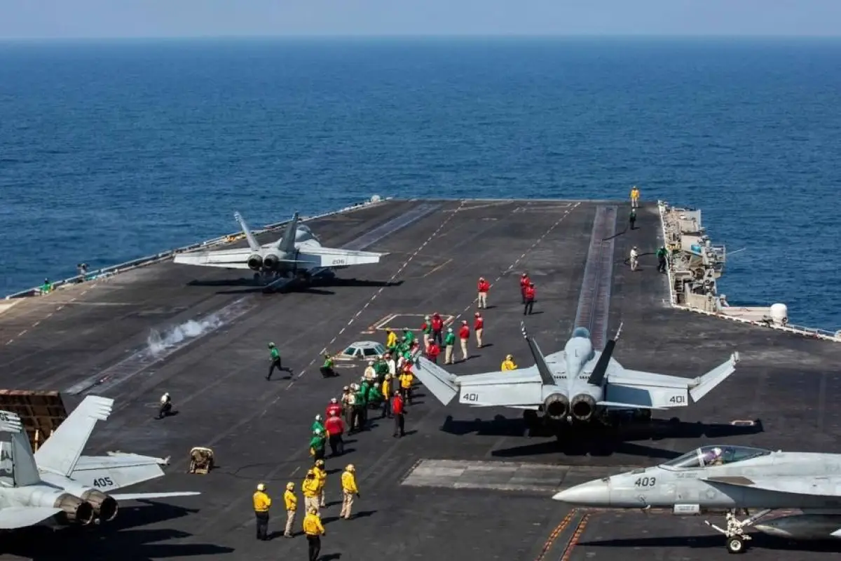 Aviones de combate sobre el porta aeronaves Abraham Lincoln de Estados Unidos