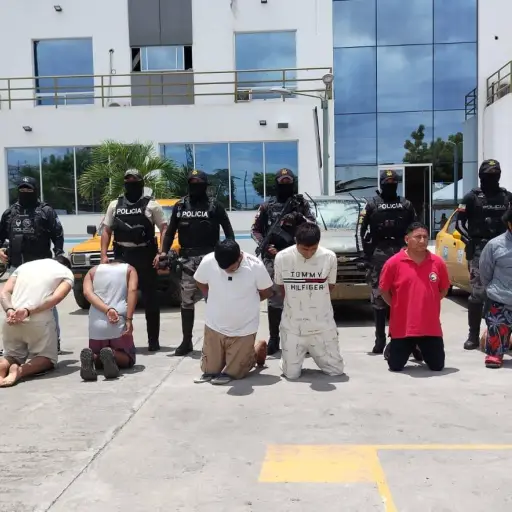 Cuatro detenidos y dos menores aislados en operativos policiales en Manta