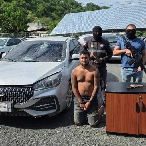 Alias ‘Polilla’ cayó con una pistola y municiones en operativo policial en el centro de Manabí