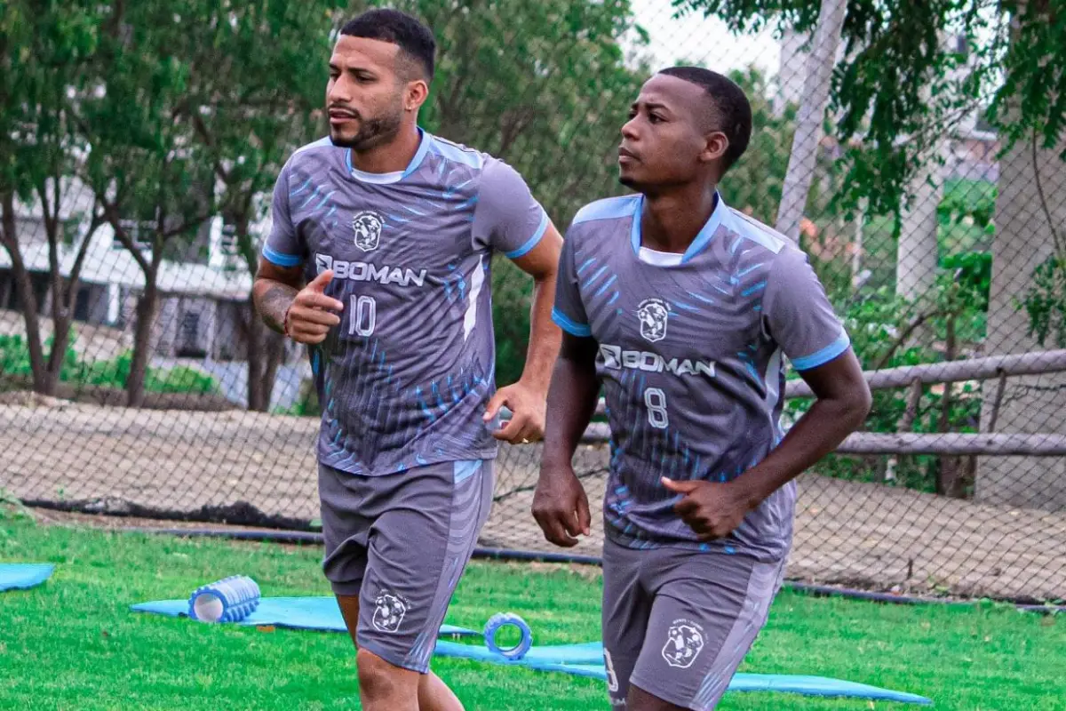 Jugadores del Manta FC durante un entrenamiento en el complejo San Juan., Manta FC 