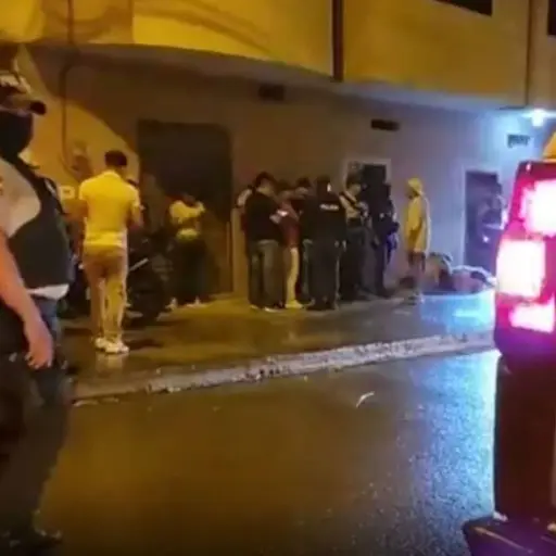 Hombre muere tras ser atacado a tiros luego de salir de una discoteca en Santa Rosa