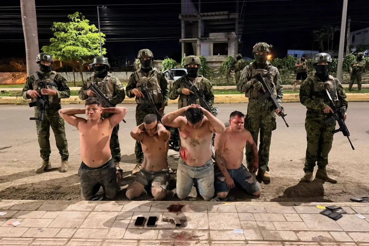 Operación militar en Chone deja cuatro aprehendidos y decomiso de arma y motocicletas, Fuerzas Armadas