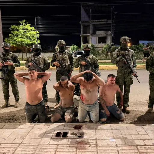 Ejército aprehende a cuatro presuntos integrantes de “Los Choneros” durante operación militar en Chone