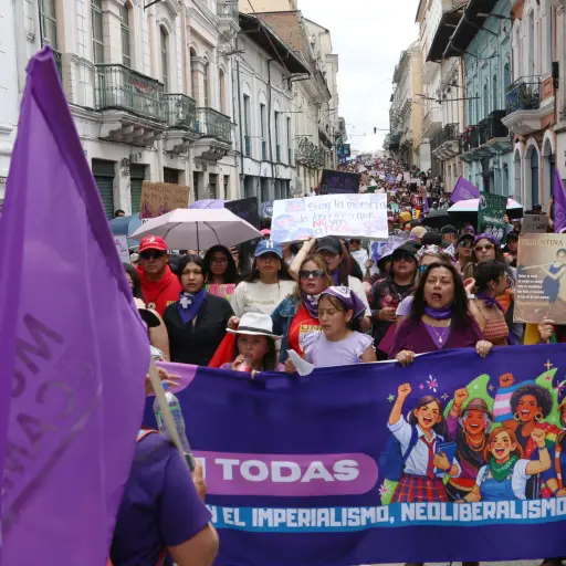 Marchas por el Día Internacional de la Mujer convocan a cientos de participantes en Quito, Guayaquil y Cuenca