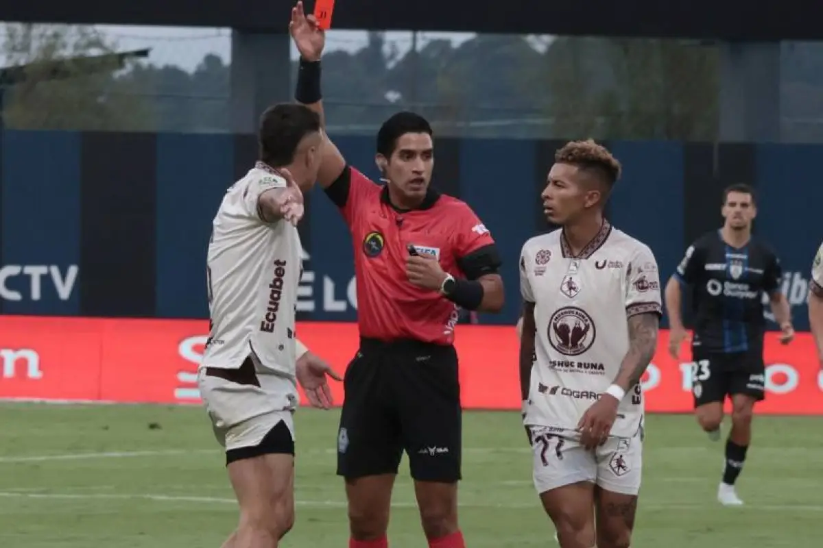 El defensor argentino Brian Negro recibió tarjeta roja tras lesionar a Jean Pierre Arroyo Vernaza