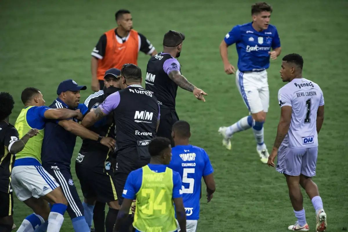 Captura de vídeo de parte de lo que ocurrió en el partido entre Cruzeiro y Atlético Mineiro