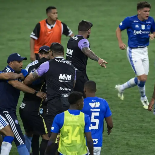 Hasta Angelo Preciado lanzó puñete: batalla campal en el Cruzeiro vs Atlético Mineiro