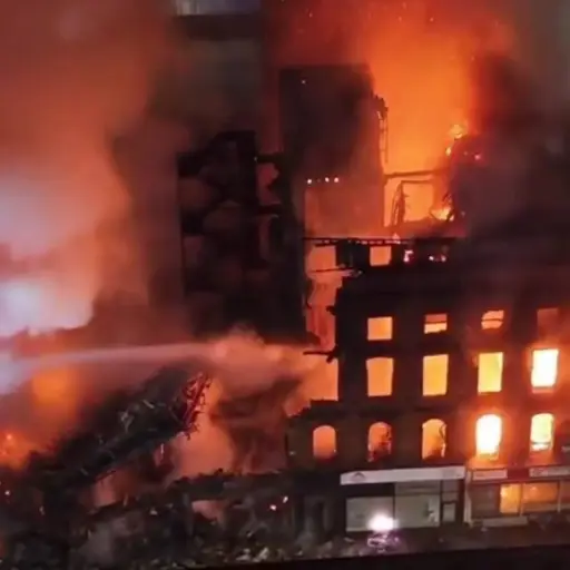 Un incendio de gran magnitud consumió la cúpula de un edificio histórico en Glasgow, Escocia