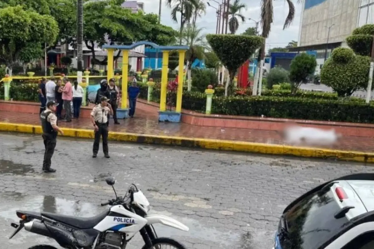 Agentes de Policía llegaron a la escena del crimen para el levantamiento del cadáver e investigaciones. 